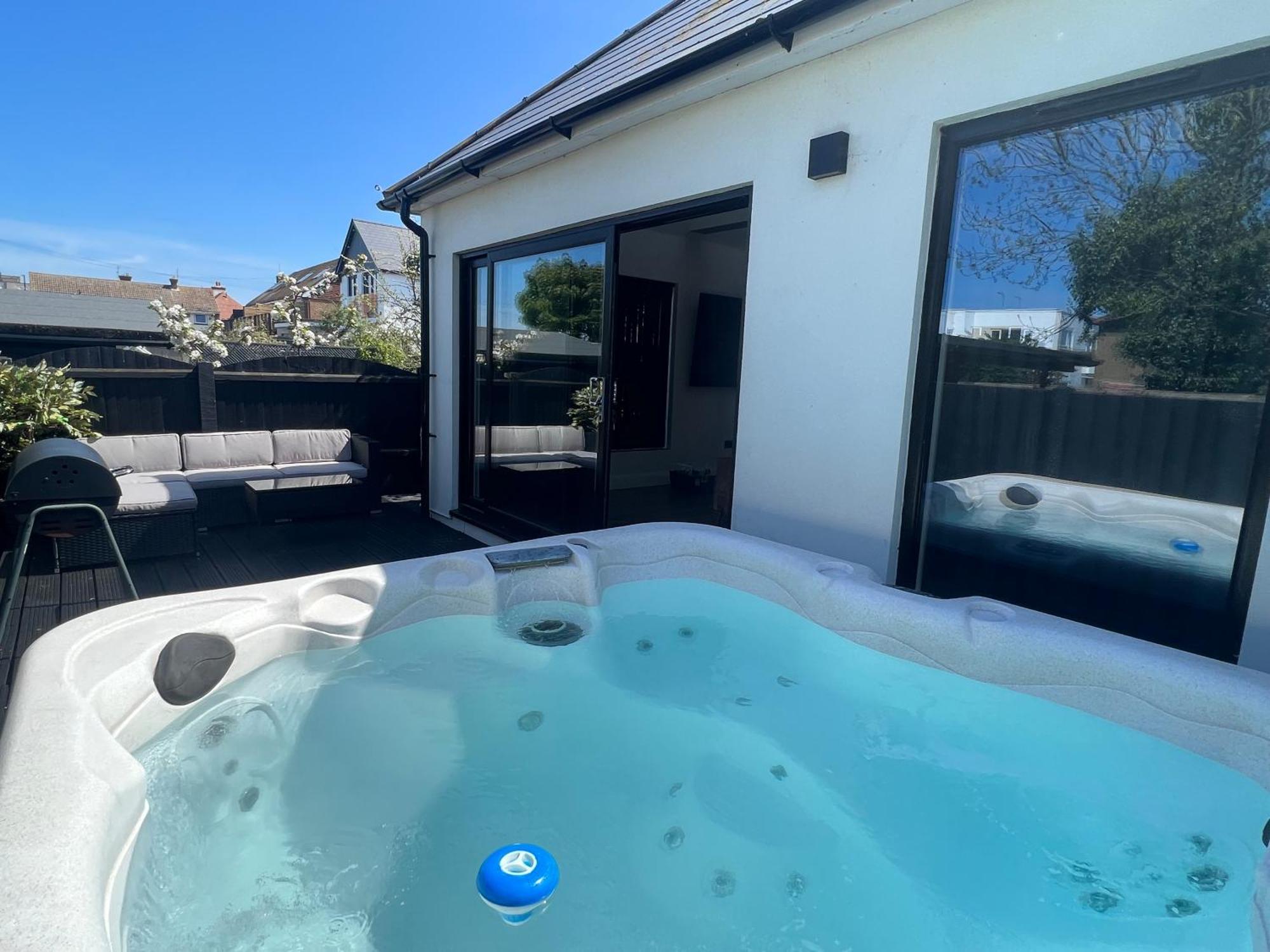 The Broadway Beach House With Hot Tub Херн Бей Екстериор снимка